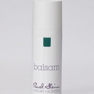 Eine weiße, zylindrische Flasche mit weißem Deckel, auf der in Kleinbuchstaben „Balsam Mini Airless 15 ml“ steht. Darunter steht „Rudel Stier“ und „Natur + Wissenschaft“. Die Flasche hat oben ein grünes Rechteck. Der Hintergrund ist schlicht und weiß.